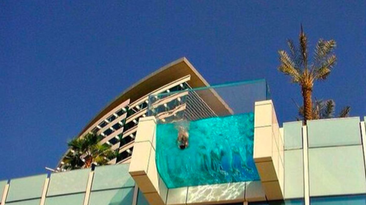 I Dubai kan man ta sig ett dopp i den här poolen / vattenfyllda balkongen. Inget för den höjdrädde!  